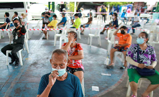 Bài học từ Thái Lan và yêu cầu cấp bách tiêm vaccine cho người cao tuổi